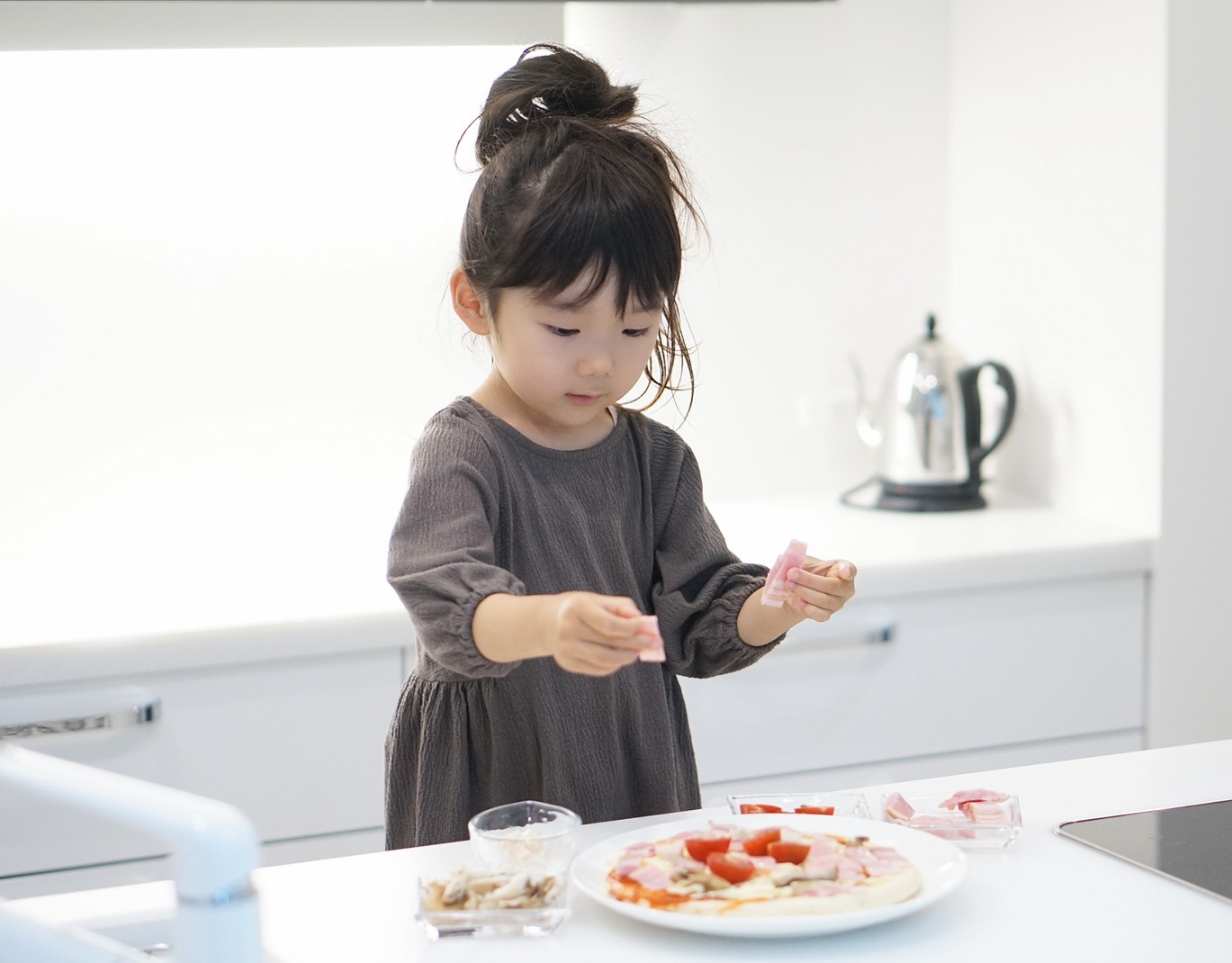 ２歳児にできる料理の手伝い 台所育児のコツと気をつけたいこと Joy Of Living